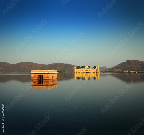 Fotoboard na płycie Jal mahal - pałac nad jeziorem w jaipur w indiach