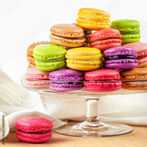 Board z aluminiowym obramowaniem Francuskie kolorowe macarons w stoisku ciasto ze szkła