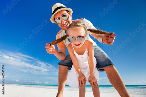 Naklejka - mata magnetyczna na lodówkę Ojciec z córką na plaży