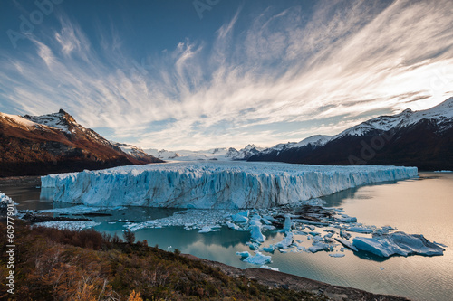 Board z aluminiowym obramowaniem Lodowiec Perito Moreno późnym popołudniem w Argentynie