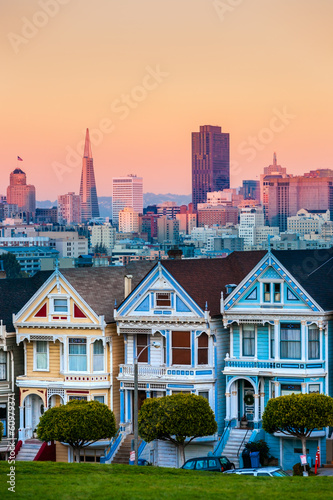Obraz na płótnie canvas trzyczęściowy "tryptyk" Malowane panie z san francisco, california, usa.