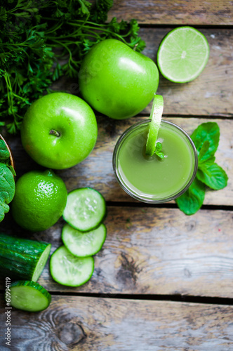 Plakat na papierze fotorealistycznym Zielony smoothie z jabłkami, pietruszką, szpinakiem, ogórkiem, limonką i min