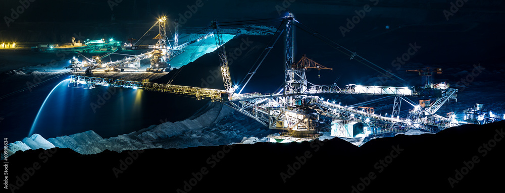 machine in an open coal mine at night - obrazy, fototapety, plakaty 