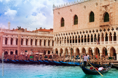 Cuadros en Lienzo Gondolas and gondolier in front of Ducale museum