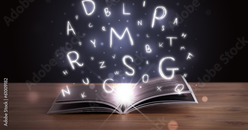 Board z aluminiowym obramowaniem Otwarta książka z świecącymi literami wylatującymi