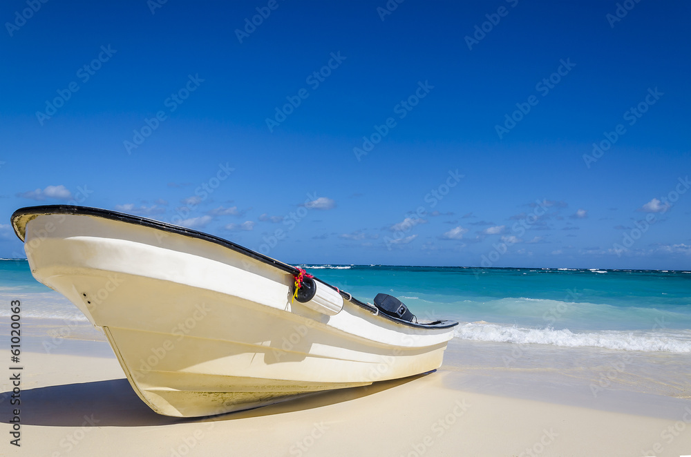 Amazing boat on Sandy Tropical Caribbean Beach - obrazy, fototapety, plakaty 