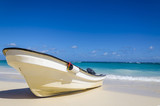 Fototapeta Fototapety z morzem do Twojej sypialni - Amazing boat on Sandy Tropical Caribbean Beach