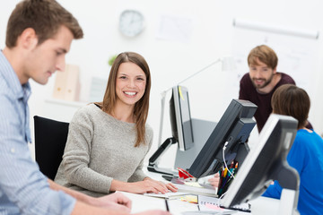 Canvas Print - lächelnde mitarbeiterin im büro