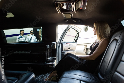 Femme élégante Dans Limousine Au terminal de l'aéroport Poster Mural XXL