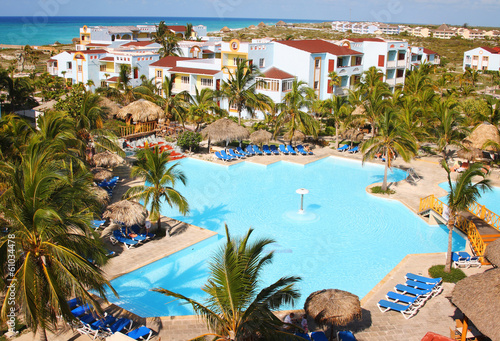 Board z aluminiowym obramowaniem Widok na hotel i basen, cayo largo, Kuba