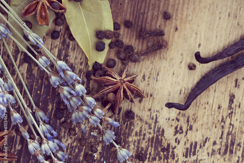 Naklejka na szybę Spices on rustic wooden background