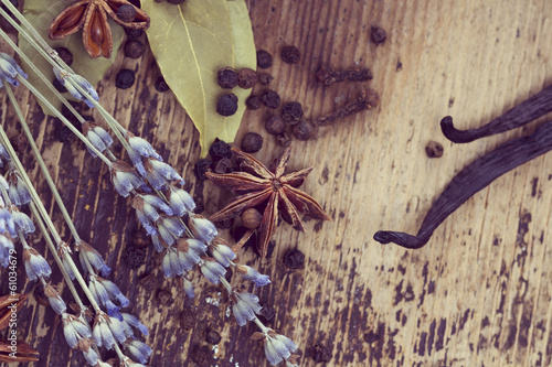 Obraz w ramie Spices on rustic wooden background