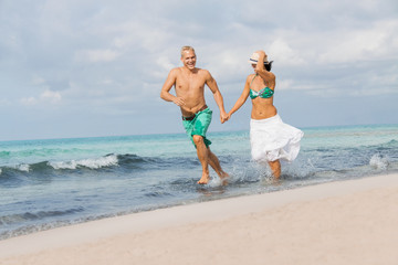 junges glückliches verliebtes paar  am strand