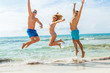 gruppe lachender junger leute am strand im sommer urlaub
