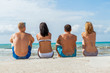 © juniart - gruppe lachender junger leute am strand im sommer urlaub