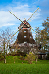 traditionelle alte windmühle in der grünen landschaft an der o