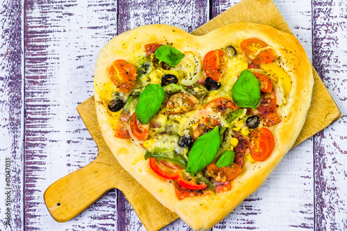 Naklejka samoprzylepna Pizza kształt serca drewniane tła