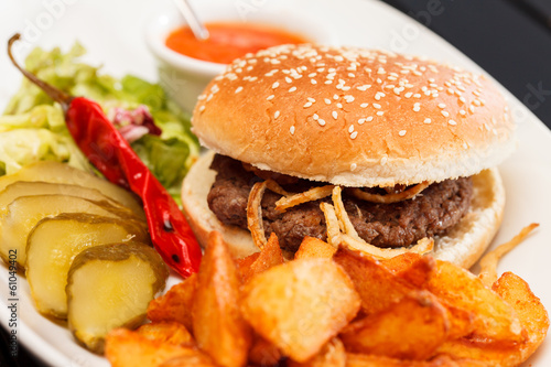 Obraz na płótnie canvas dwuczęściowy "dyptyk" Burger z kuflem piwa