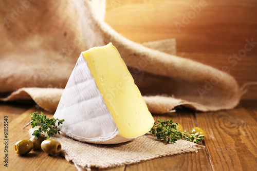 Fotoboard na płycie Smaczny ser camembert z tymiankiem i oliwkami, na drewnianym stole