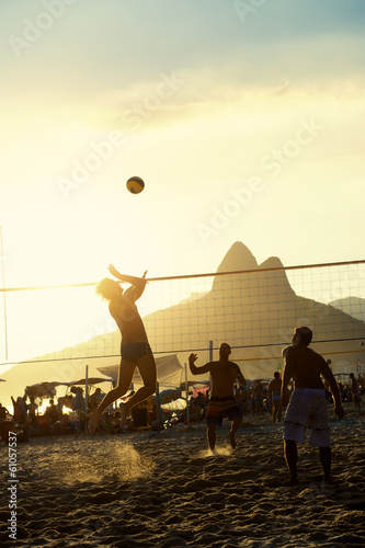 Fotoboard na płycie Brazylijczycy gry w siatkówkę Rio de Janeiro Brazylia zachód słońca