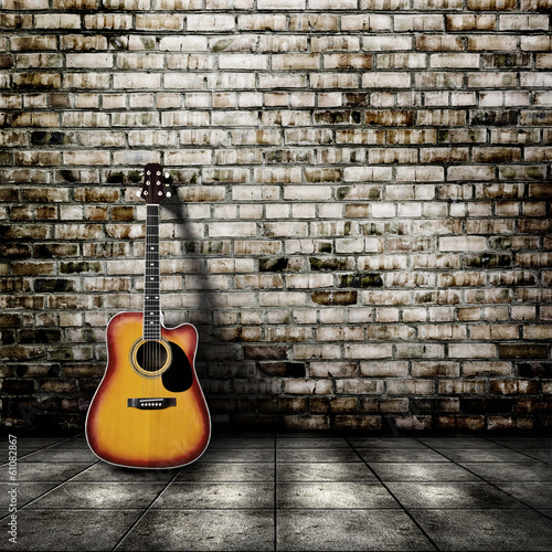 Board z aluminiowym obramowaniem Gitara