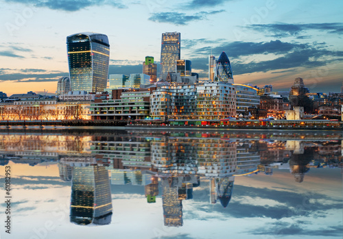 Obraz na płótnie canvas London skylines at dusk england, uk