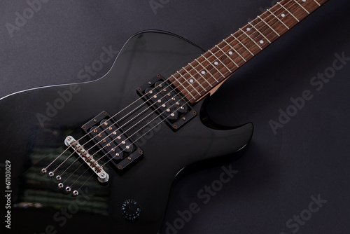 Obraz na płótnie canvas trzyczęściowy "tryptyk" Gitara elektryczna samodzielnie na czarno