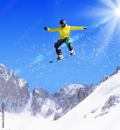 Board z aluminiowym obramowaniem Snowboardzista w skoku