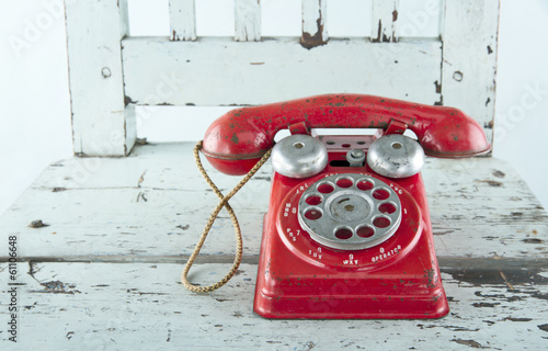 czerwony-vintage-telefon-ze-sluchawka