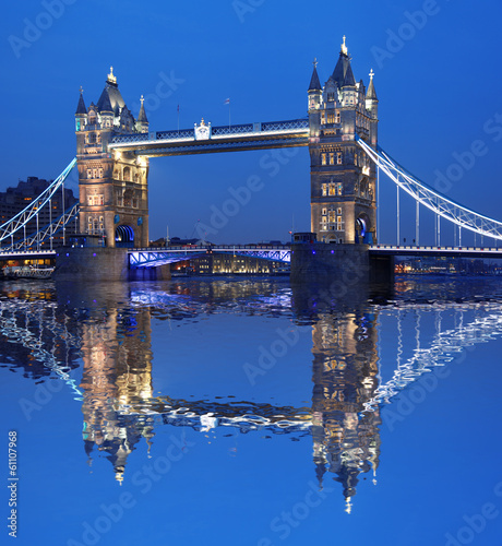 Naklejka samoprzylepna Tower Bridge w godzinach wieczornych, Londyn, Wielka Brytania