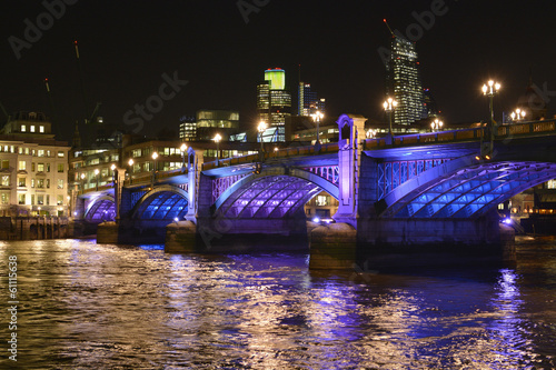 Board z aluminiowym obramowaniem Most Southwark w nocy. 