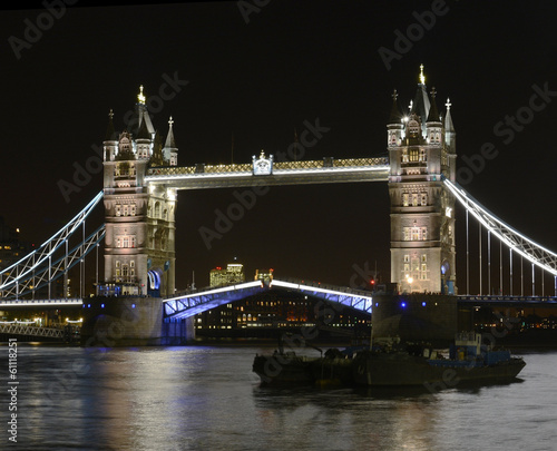 Naklejka samoprzylepna Tower Bridge w nocy. 
