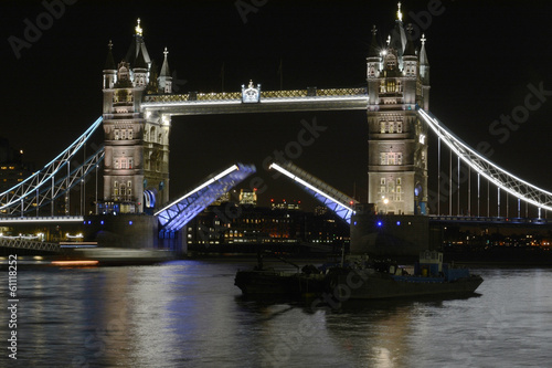 Naklejka samoprzylepna Tower Bridge w nocy. 