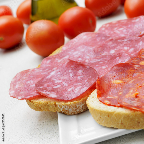 Board z aluminiowym obramowaniem Kromki chleba z hiszpańskim salchichon i chorizo