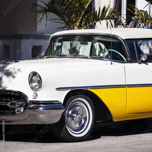 Naklejka na meble Old white and yellow car