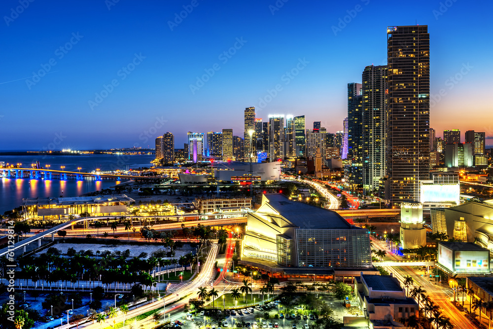 Miami downtown at night - obrazy, fototapety, plakaty 