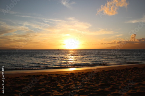 Board z aluminiowym obramowaniem Zachód słońca na plaży kaanapali na maui (Hawaje, usa)