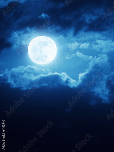 Fotoboard na płycie Dramatyczny wschód księżyca z ciemnoniebieskim nightime niebo i chmury