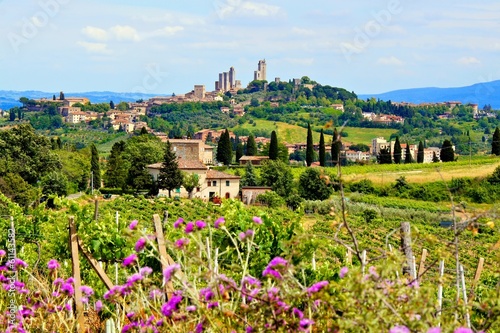 Board z aluminiowym obramowaniem Wieś Toskanii w kierunku san gimignano
