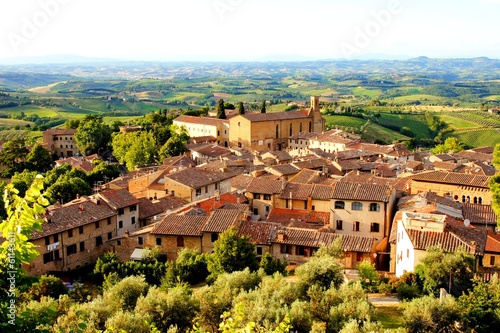Board z aluminiowym obramowaniem Wieś widok i miasto san gimignano, Toskania, Włochy