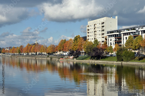 Board z aluminiowym obramowaniem Rzeka mayenne w laval we francji