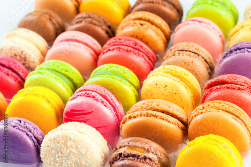 Board z aluminiowym obramowaniem Tradycyjne francuskie kolorowe macarons w pudełku