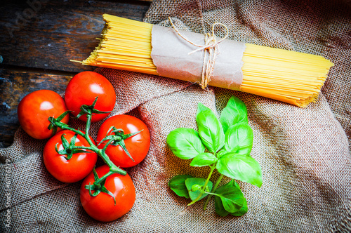 Board z aluminiowym obramowaniem Zestaw do przygotowania makaronu- spagetti, pomidory i bazylia