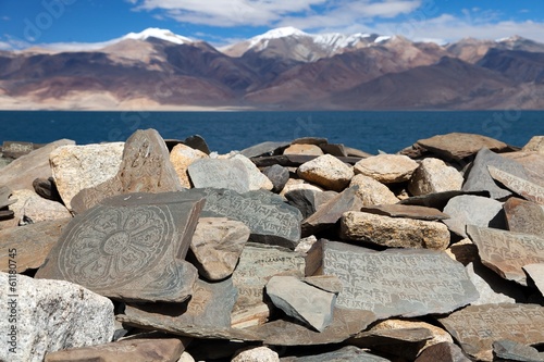 Obraz na płótnie canvas czteroczęściowy "tetraptyk" Mani ściany i tso moriri jezioro - dolina rupshu - ladakh - indie