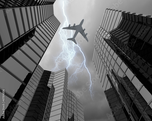 samolot-nad-miastem-podczas-burzy