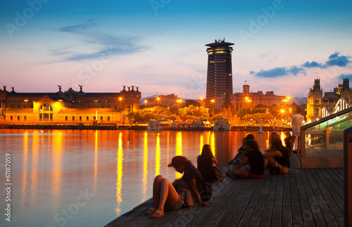 Fotoboard na płycie Pomnik columbus i nabrzeże w wieczór