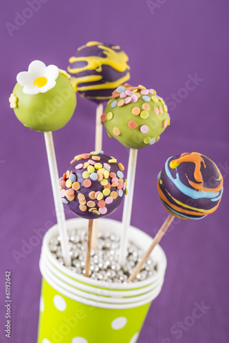 Cake Pops Lila Und Grun Im Becher Mit Hintergrund Kaufen Sie Dieses Foto Und Finden Sie Ahnliche Bilder Auf Adobe Stock Adobe Stock