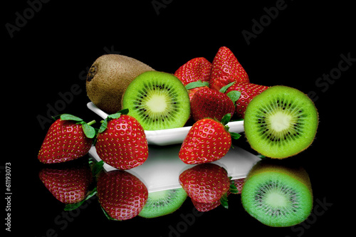 Board z aluminiowym obramowaniem Kiwi i truskawki na talerzu na czarnym tle z mirr