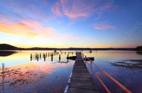 Plakat na papierze fotorealistycznym Kolorowy zachód słońca i odbicia wody w Yattalunga Australii