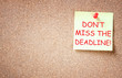sticky note with the phrase dont miss the deadline  